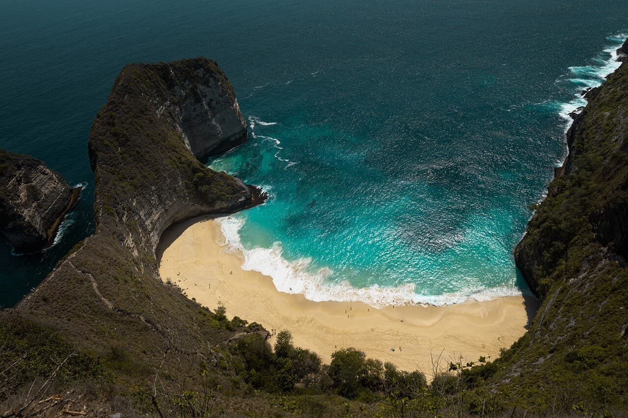 Breathtaking view of Nusa Penida's sea beach with crystal-clear waters and rugged cliffs, a must-visit spot on a 10-Day Bali Itinerary for Family.